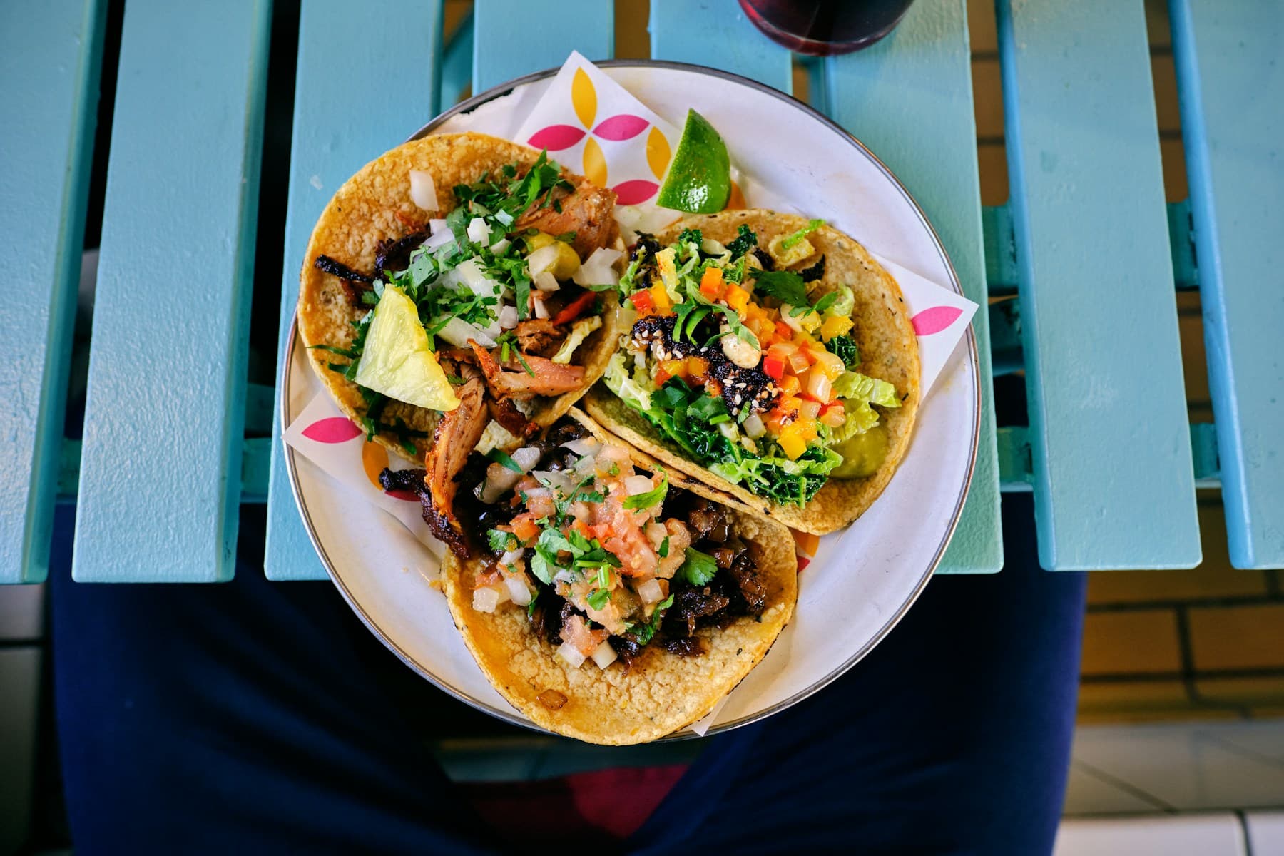 Mesa con tacos y salsas para compartir